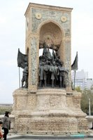 Taksim-Platz, Atatürk-Denkmal